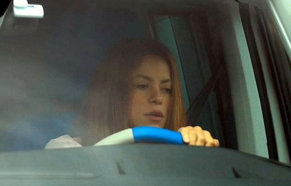 Captaron a Shakira devastada, en medio de las fotos filtradas de Piqué con su nueva novia (Daily Mail)