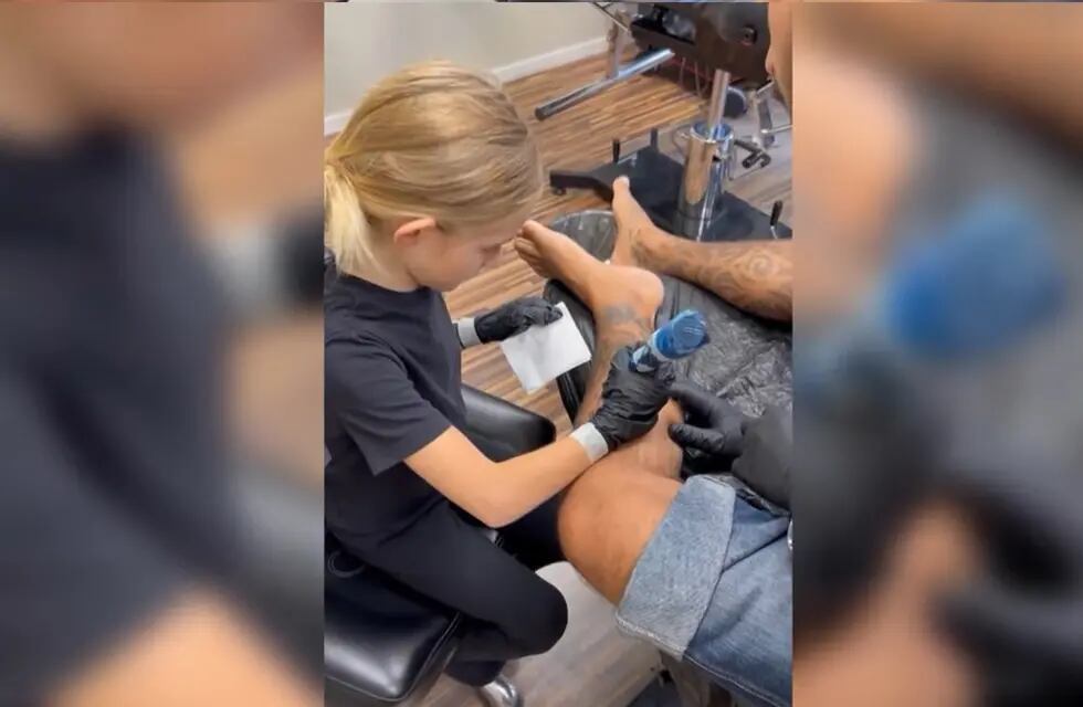 Un famosos tatuador sueco dejó que su pequeño hijo hiciera su primer tatuaje en su piel.