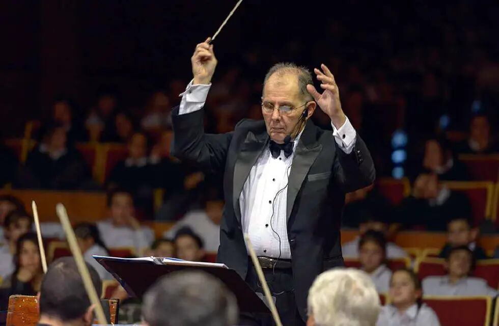 El maetro Rodolfo Saglimbeni regresa para una presentación con la Orquesta Sinfónica, además está dictando una diplomatura en dirección.