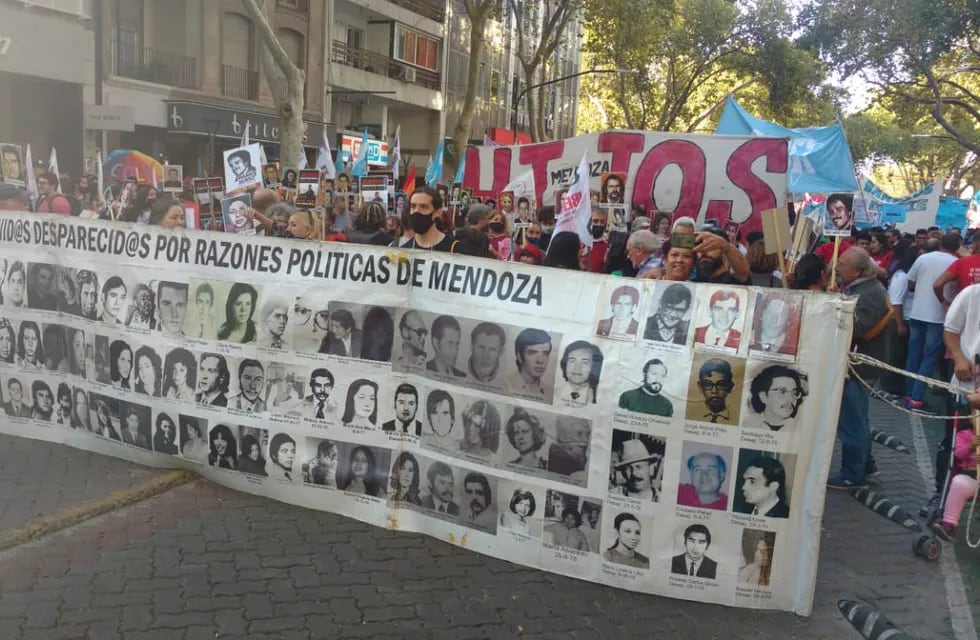 En Menodza miles dfe personas marcharon en conmemoración del último golpe de Estado cívico militar. José Gutiérrez/Los Andes.