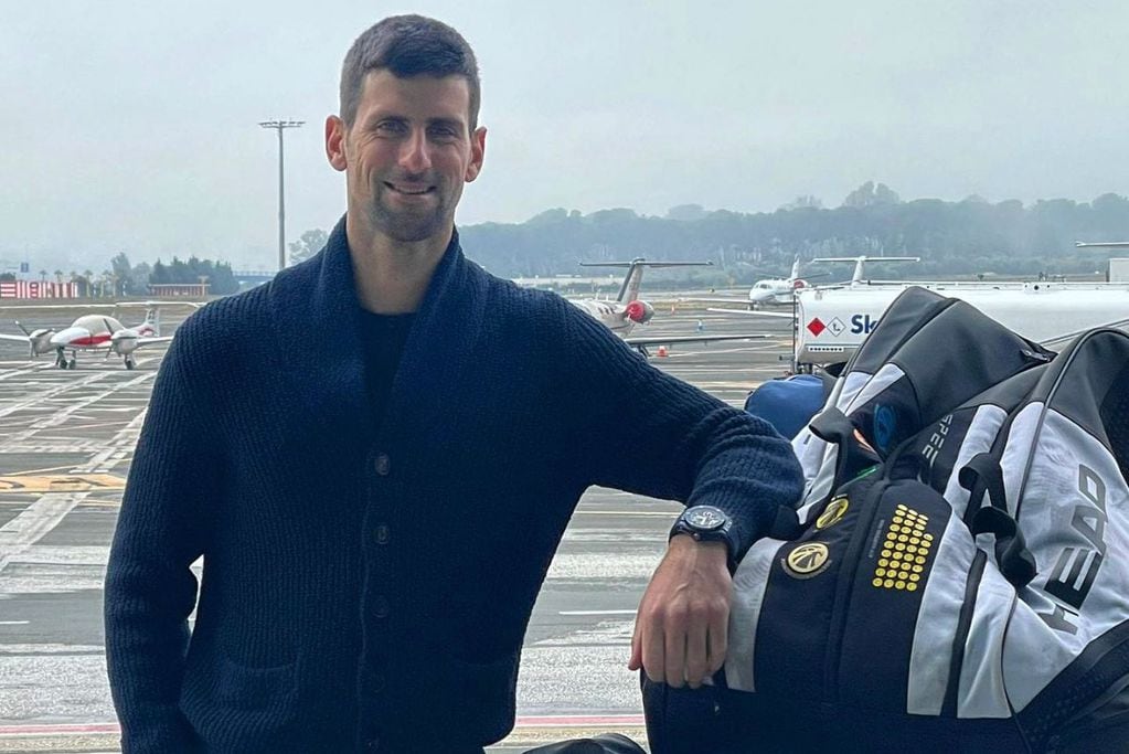 Novak Djokovic está retenido en un hotel australiano. 