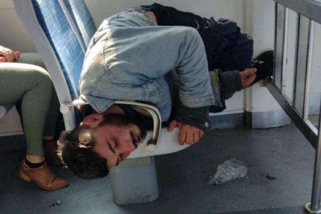 Un joven se durmió en el tren y su cabeza quedó atrapada en el apoyabrazos.