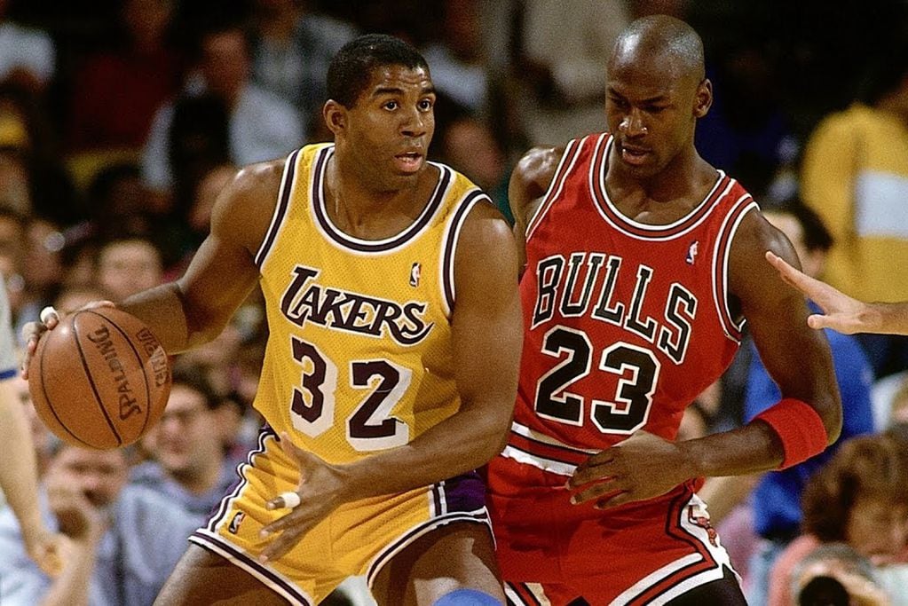 Magic Johnson y Michael Jordan, dos de los mejores en la historia de la NBA. La camiseta roja de Jordan es más cara de la historia.  (NBA)
