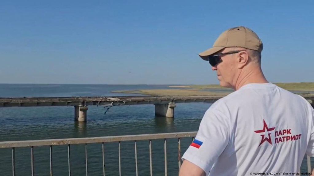 El gobernador ruso en Jersón, Vladimir Saldo, inspecciona los daños en el puente de Chongar.