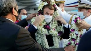 Macron fue a la Polinesia, se “enredó” con miles de collares en su llegada y se desató una ola de memes