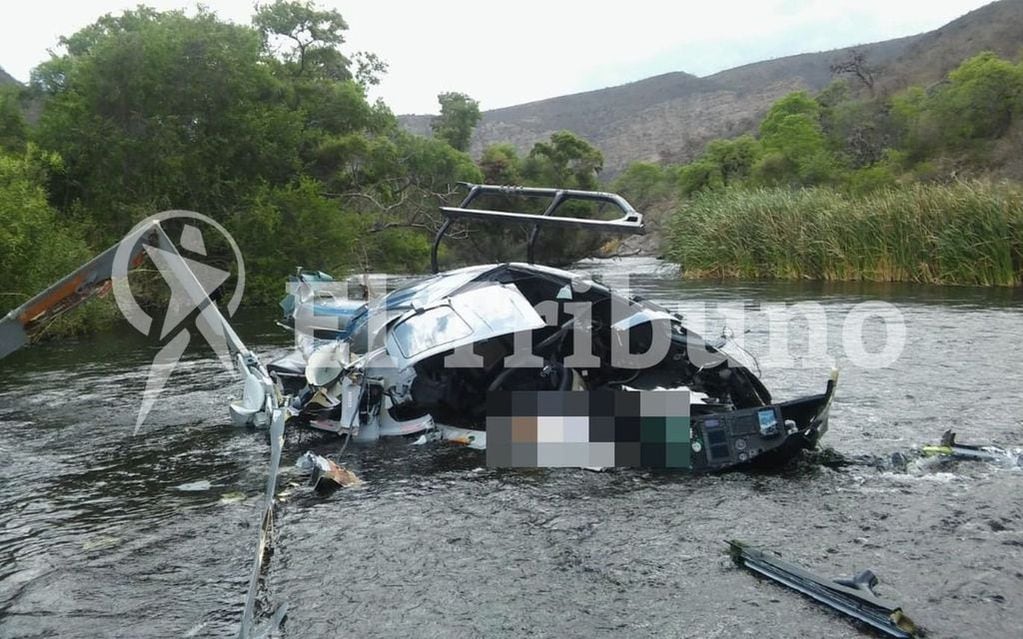 Así quedó el helicóptero en el que viajaba el empresario Jorge Brito y que se estrelló en un dique en Salta. 