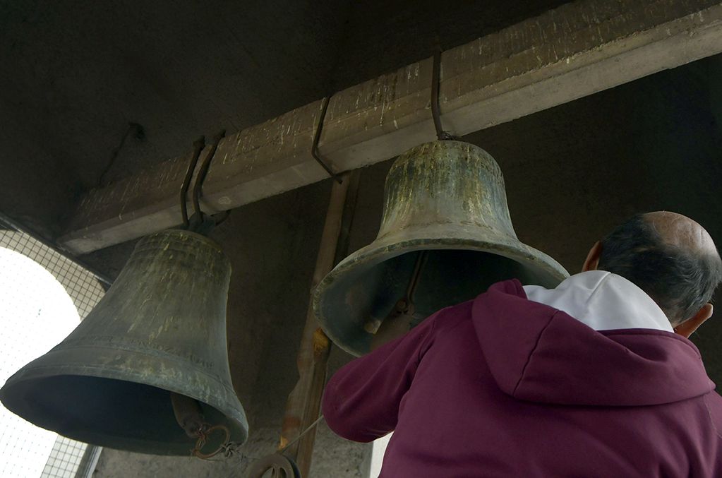 Dos centenarias campanas de bronce de la Iglesia Nuestra Señora de la Merced que destacan por sus labios y bordes acusan varias marcas punzantes, en su pie  se distingue José Puzzuto 1910. Foto: Orlando Pelichotti
