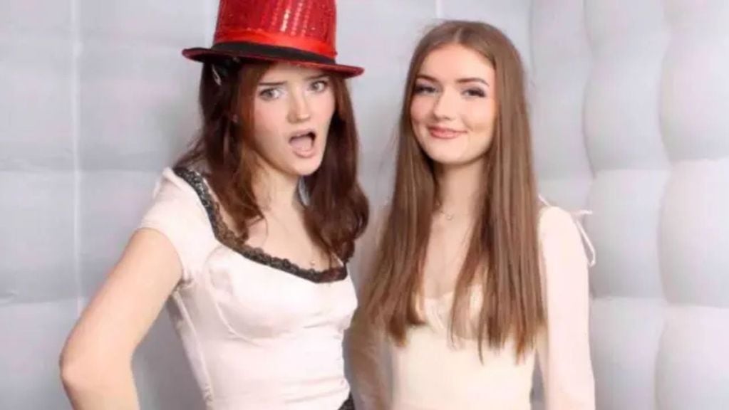 Sophie Walker (izquierda) con su hermana gemela Megan