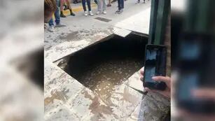Los alumnos del Instituto Jóvenes Argentinos cayeron a una cámara séptica. (Gentileza ElDoce.tv)