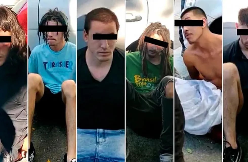 Los seis sujetos detenidos tras el abuso sexual a una joven de 20 años en Palermo. Ramos (sin remera) es el más complicado.  / Foto: Gentileza
