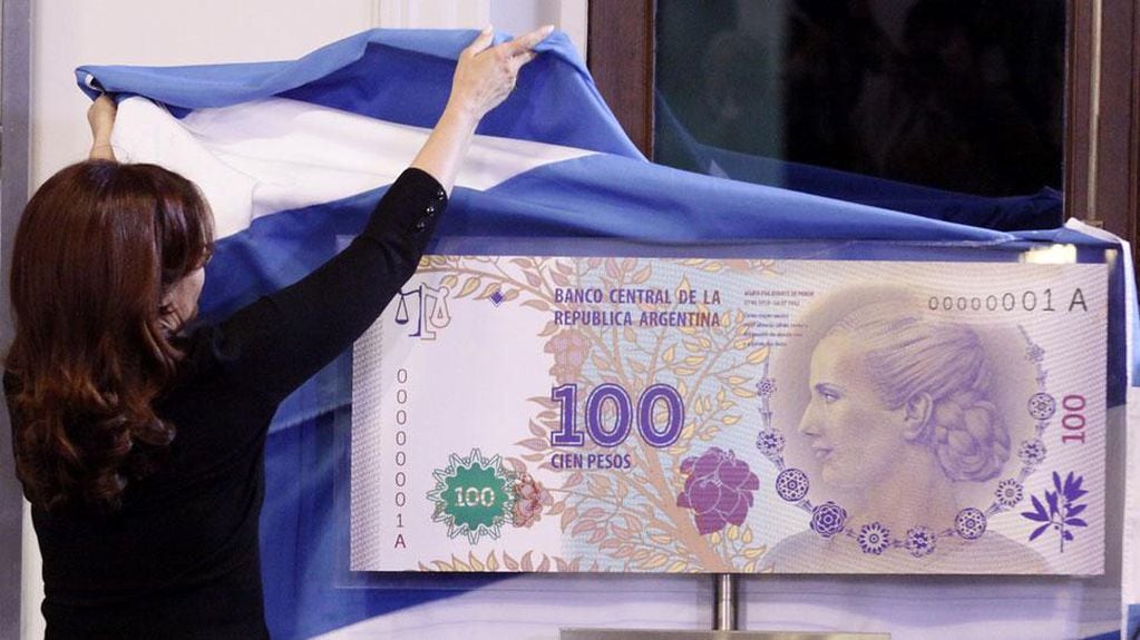 Imagen. Cristina mostró el billete de 100 pesos.