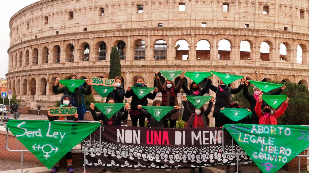 En Italia, frente al Coliseo romano se reunieron para mostrar los pañuelos verdes en apoyo a la legalización del aborto en Argentina.