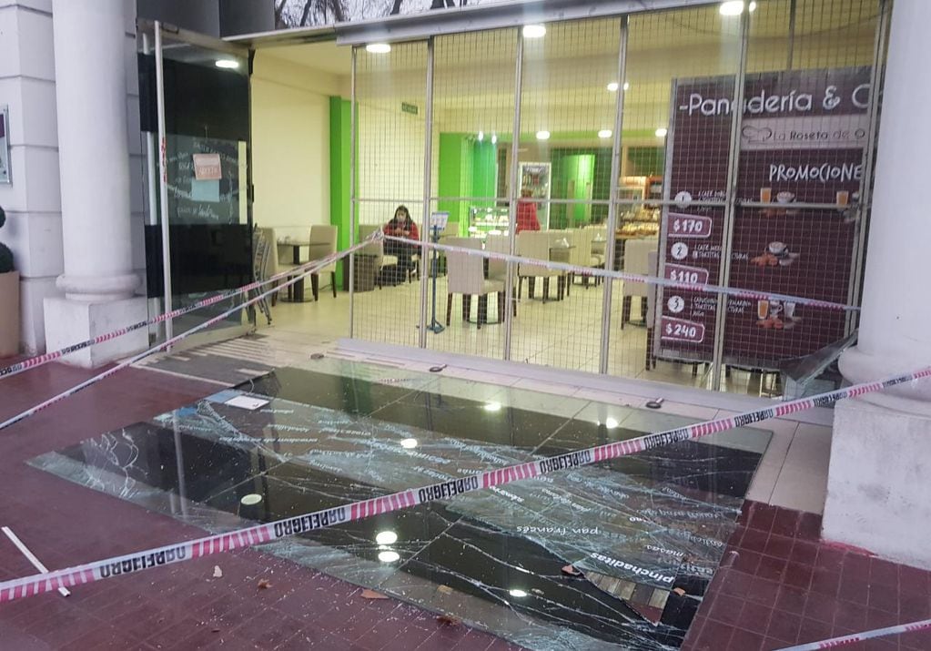 La vidriera de una confitería ubicada en Chile y Espejo se desplomó por el Zonda.