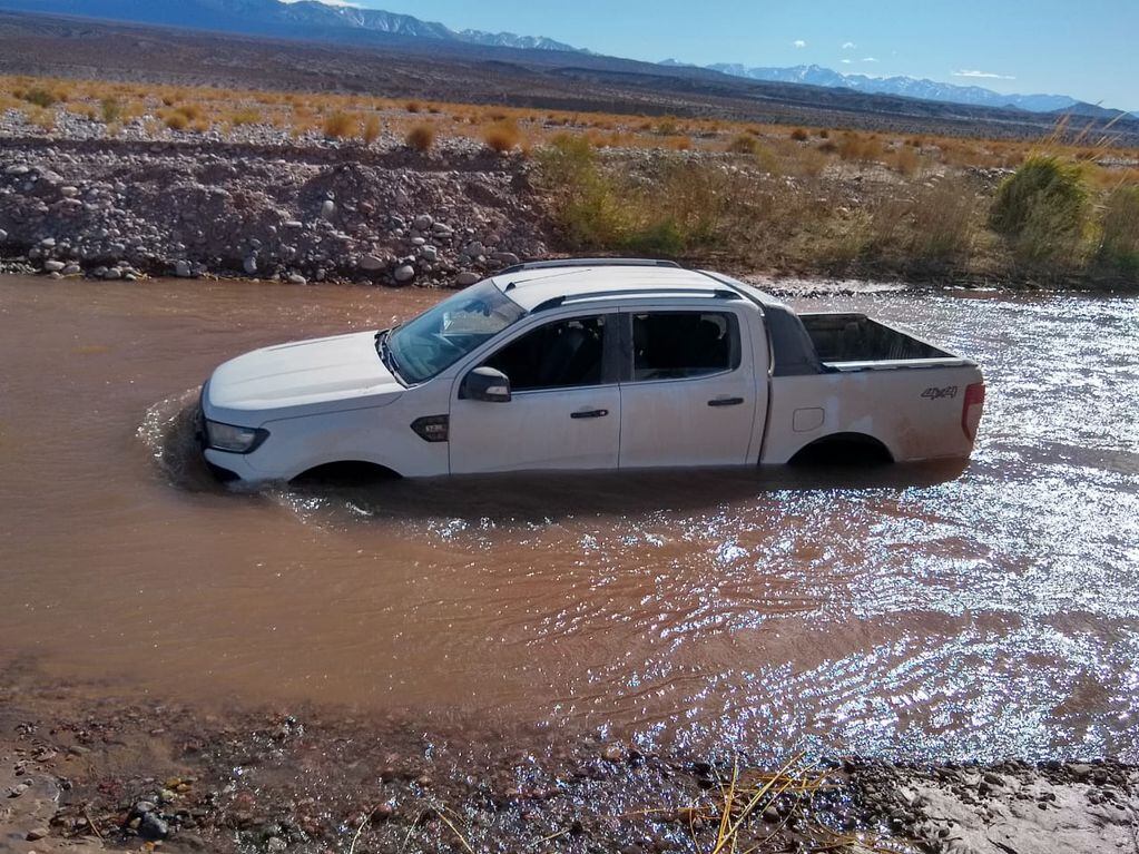 Camioneta Ford Ranger atrapada en el cauce del río Los Patos. 