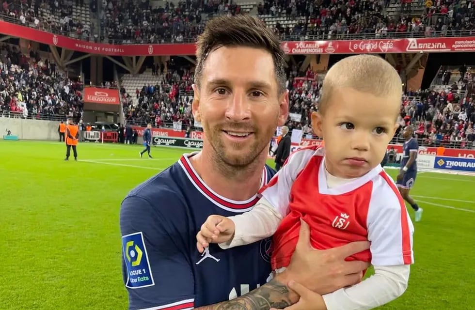 Todos quieren la foto con Lionel Messi, hasta el papá de este bebé, rival del PSG en la Liga de Francia. (La Voz)
