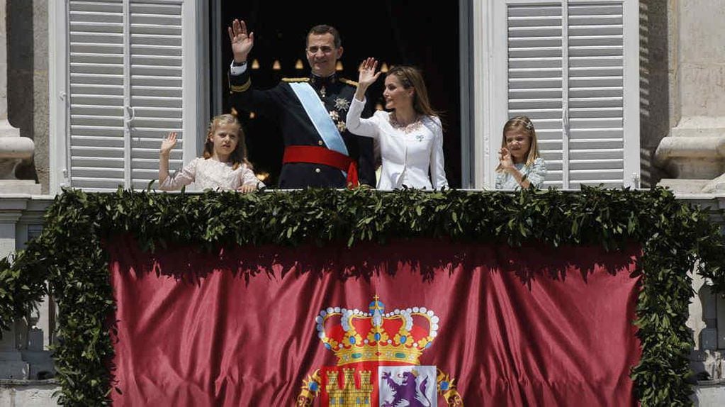REY. Felipe junto a la reina Letizia (AP/Archivo).