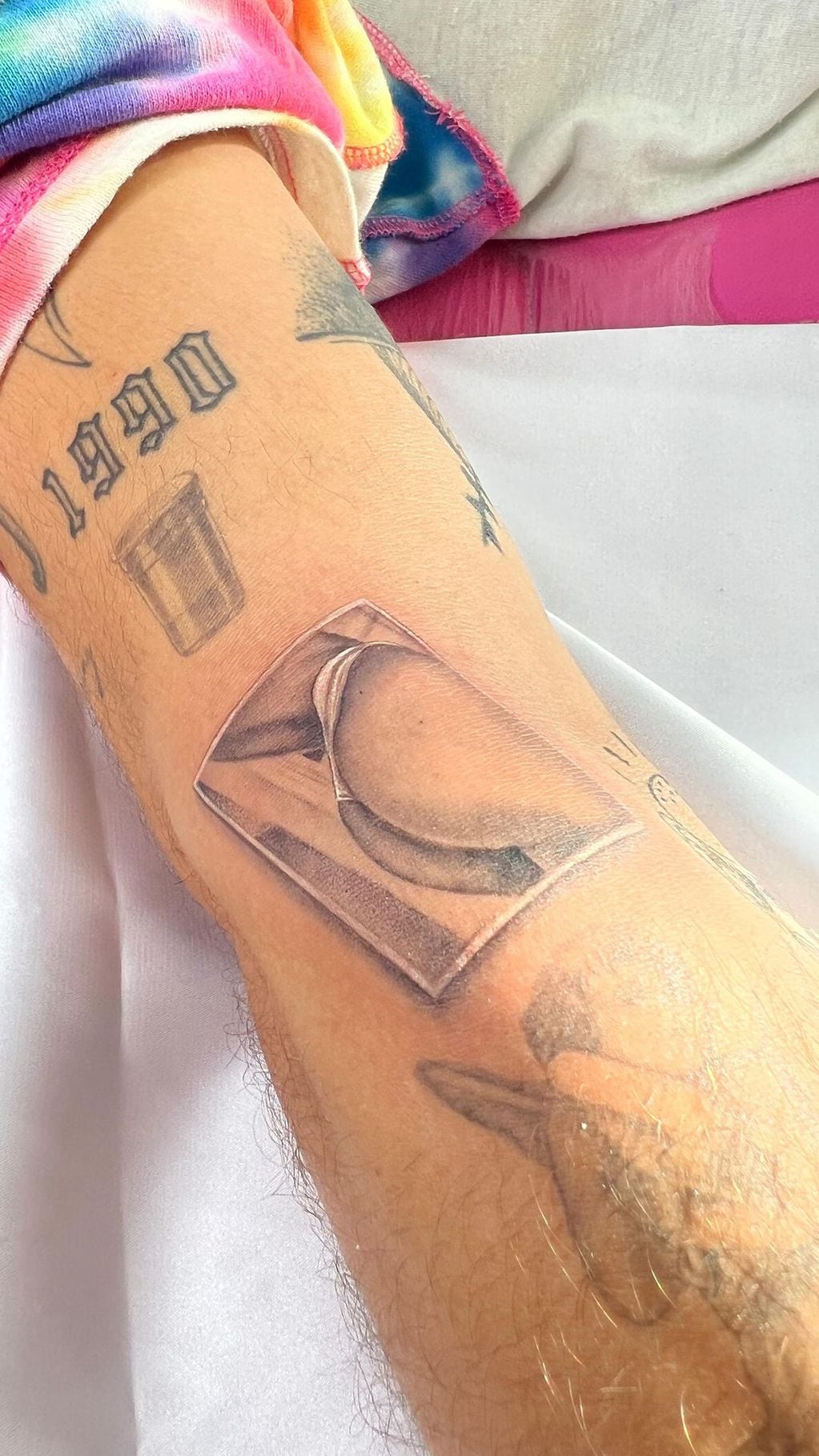 Duras críticas a Ricky Montaner por tatuarse la cola de Stefi Roitman en su brazo.