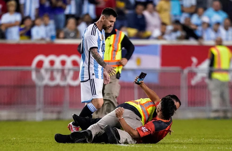 Un hincha con la camiseta de Huracán Las Heras es arrojado al piso. Invadió la cancha en pleno partido. / Gentileza.
