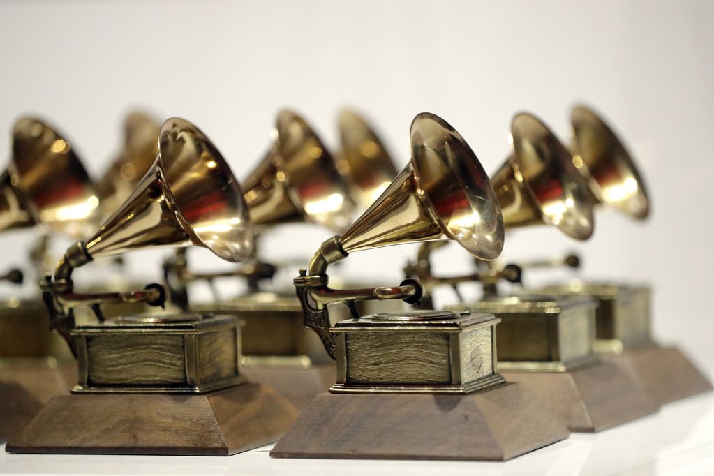 ARCHIVO - Premios Grammy se exhiben en el Grammy Museum Experience en el Prudential Center en Newark, Nueva Jersey, el 10 de octubre de 2017. La 66ª entrega anual de los Grammy se llevará a cabo el domingo 4 de febrero en el Crypto.com Arena de Los Ángeles. (Foto AP/Julio Cortez, archivo)