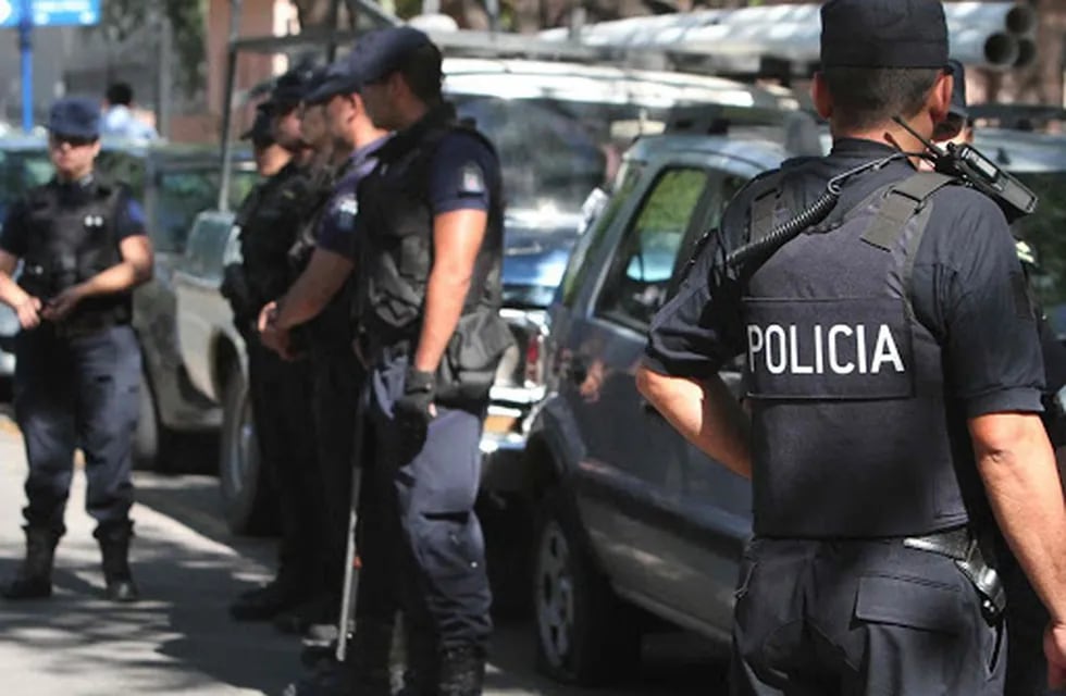 La policía observó a un joven herido y a otro con un arma blanca, enfrente de la distrital policial.  - Imagen ilustrativa / Archivo Los Andes