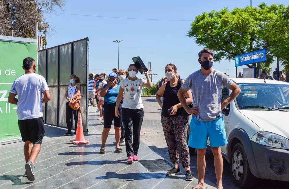 Con la intensa ola de calor, larga fila de personas en la Terminal de Mendoza para realizarse hisopados. Foto: Mariana Villa / Los Andes