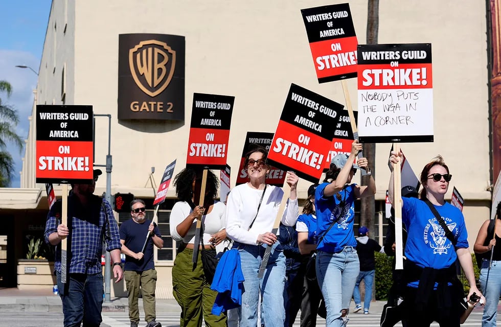 Escritores en huelga se reúnen frente a los estudios Warner Bros. (AP)