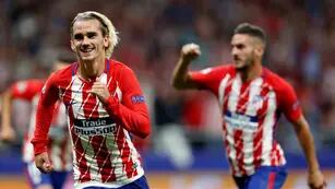 Atletico's Antoine Griezmann, left, celebrates after scoring the opening goal during a Champions League group C soccer match between Atletico Madrid and Chelsea at the Wanda Metropolitano stadium in Madrid, Spain, Wednesday, Sept. 27, 2017. (AP Photo/Fran