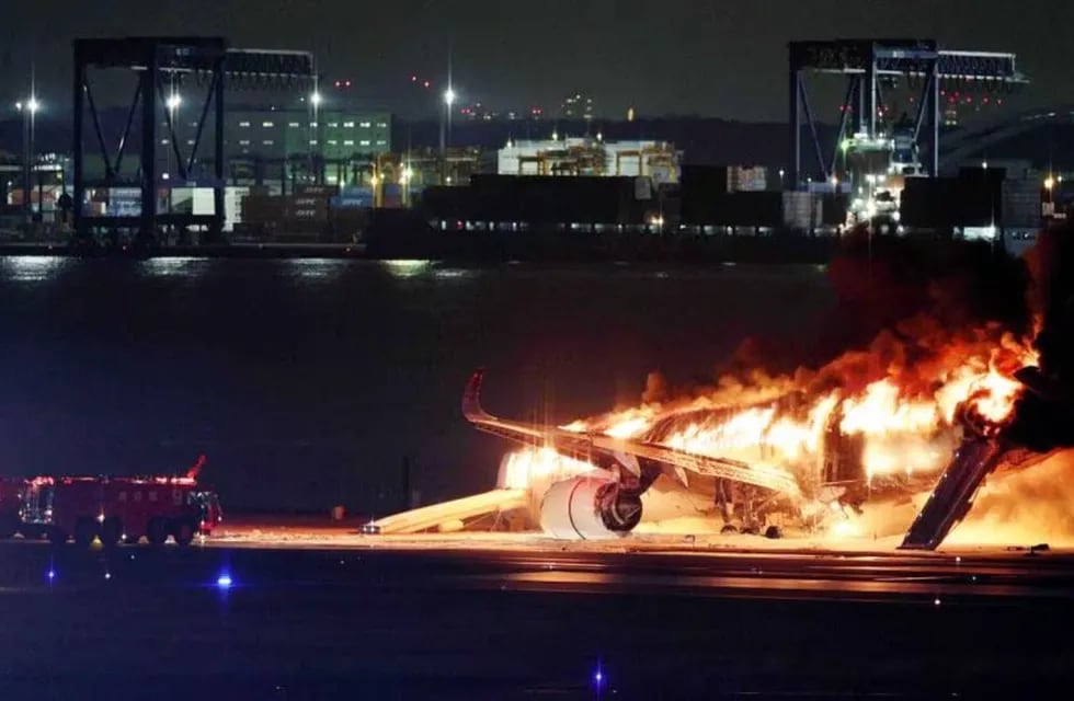 El avion comercial envuelto en llamas tras colisionar con una aeronave de la Guardía Costera