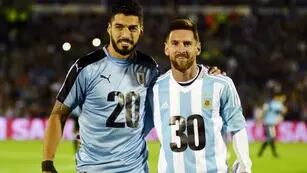 Suárez y Messi, imagen del deseo sudamericano de tener el Mundial 2030 en esta parte del mundo. (AP/Archivo)