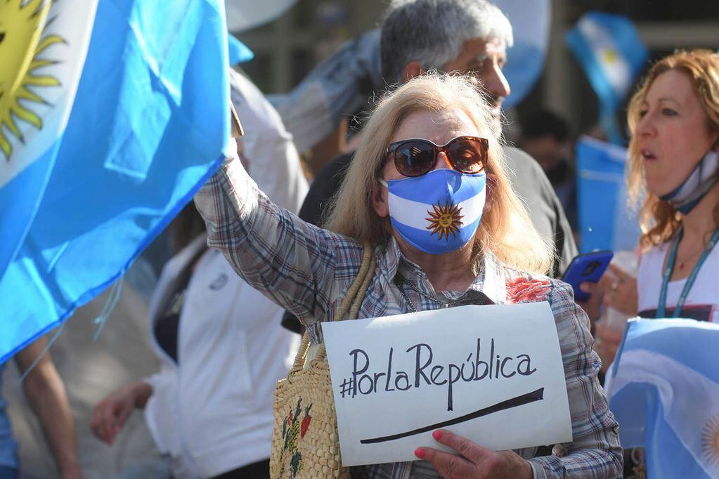 Con barbijos y banderas aunque sin respetar el distanciamiento entre personas, miles se manifestaron contra el gobierno de Alberto Fernández.