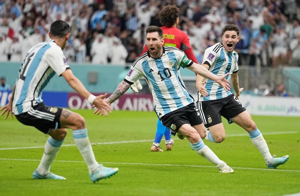 Lionel Messi ya le anotó a México y Di María y Álvarez corren a saludarlo.