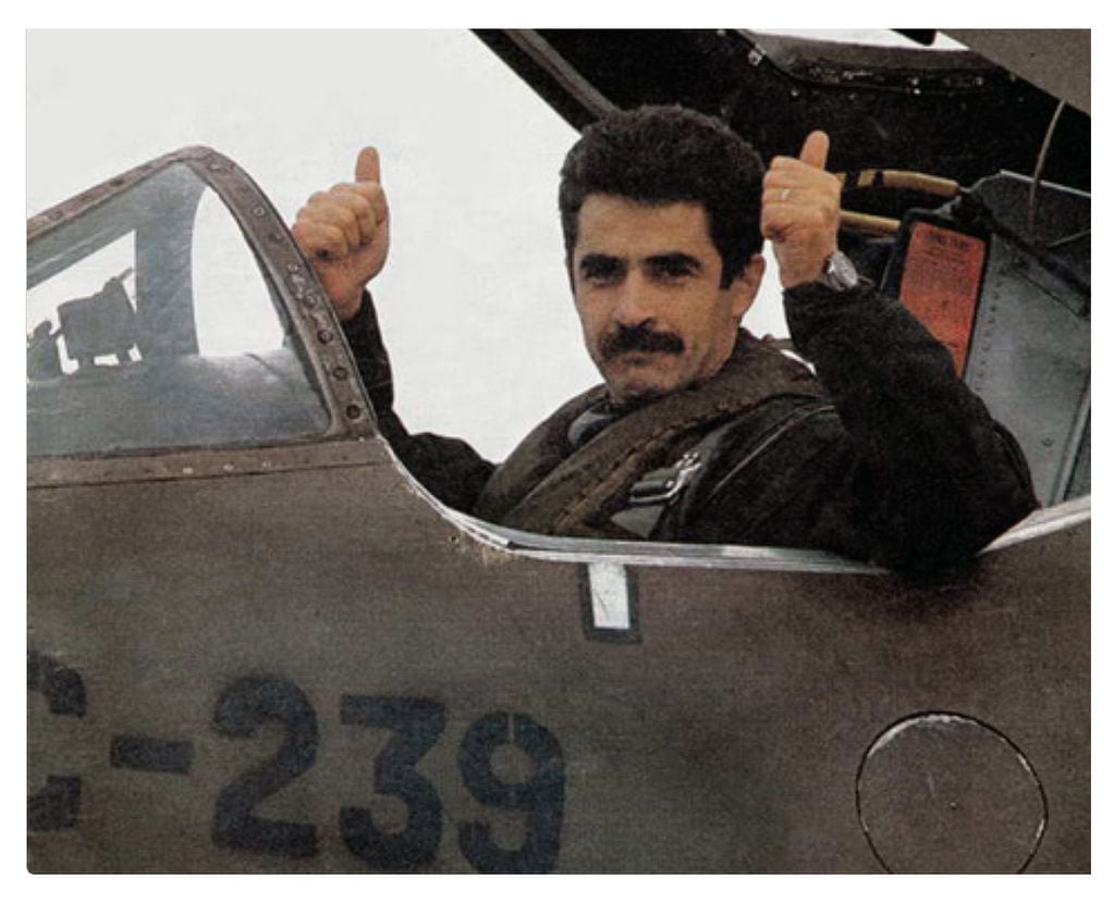 El piloto Pablo Carballo el 8 de junio de 1982 a minutos de partir con el C-239.
