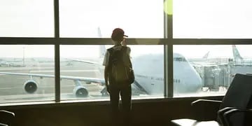 Una aerolínea le prohibió viajar a un niño por un detalle en su remera