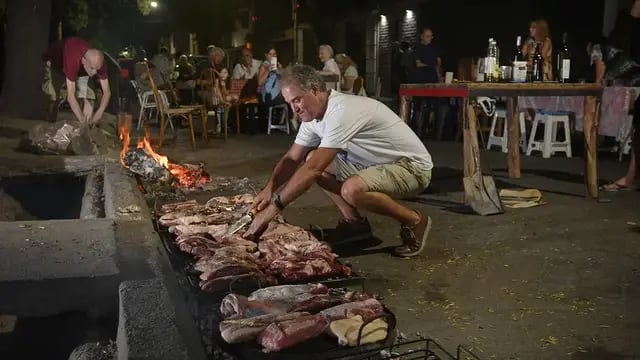 Vecinos de la calle Agustín Delgado de Ciudad cortan la calle para juntarse, comer un asado para festejar carnaval, una tradición de muchos años Foto: José Gutierrez / Los Andes