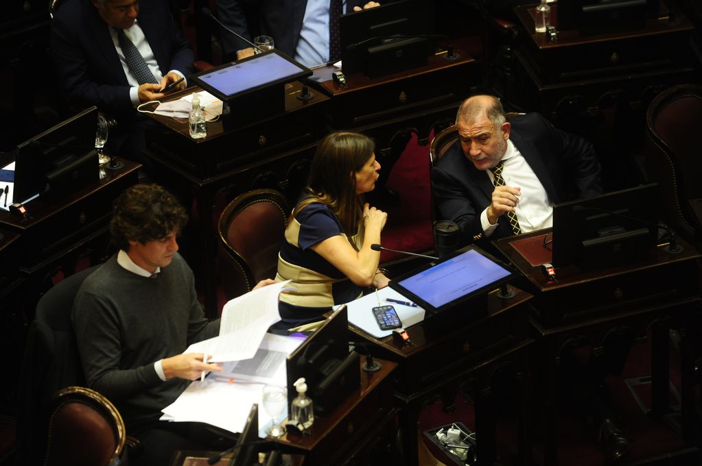 Los senadores Martín Lousteau, Guadalupe Tagliaferri y Luis Juez (Foto: Clarín)