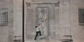Video: trepó por el edificio de la BBC y vandalizó a martillazos una escultura de un artista pedófilo
