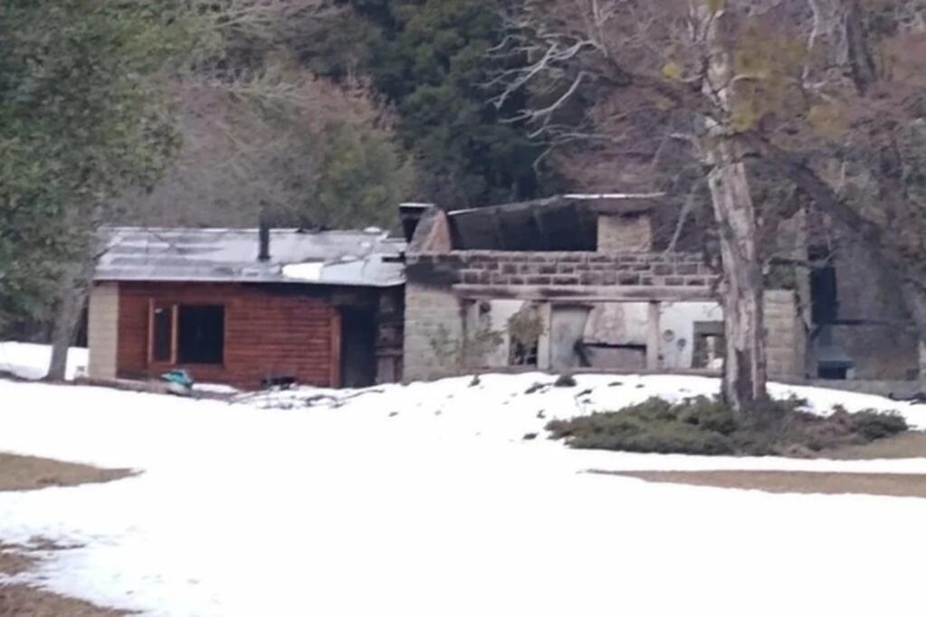Cabaña incendiada en Villa Mascardi.