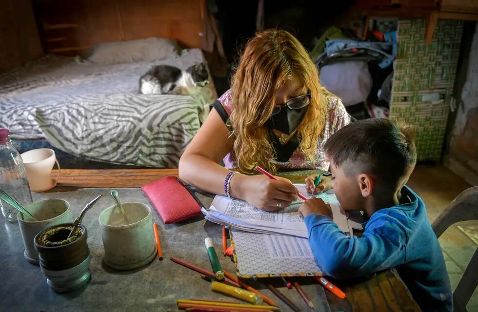 El pequeño no pudo iniciar primer grado y no tenía útiles. Pero su interés e inteligencia, sumados a la ayuda y al esfuerzo de Maira, muestran avanzados logros. Foto: Orlando Pelichotti / Los Andes