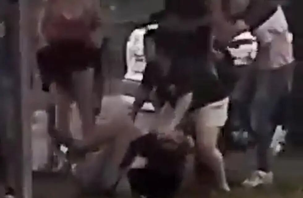 Una persona que se encontraba a pocos metros del lugar grabó la agresión en un video - Captura de video
