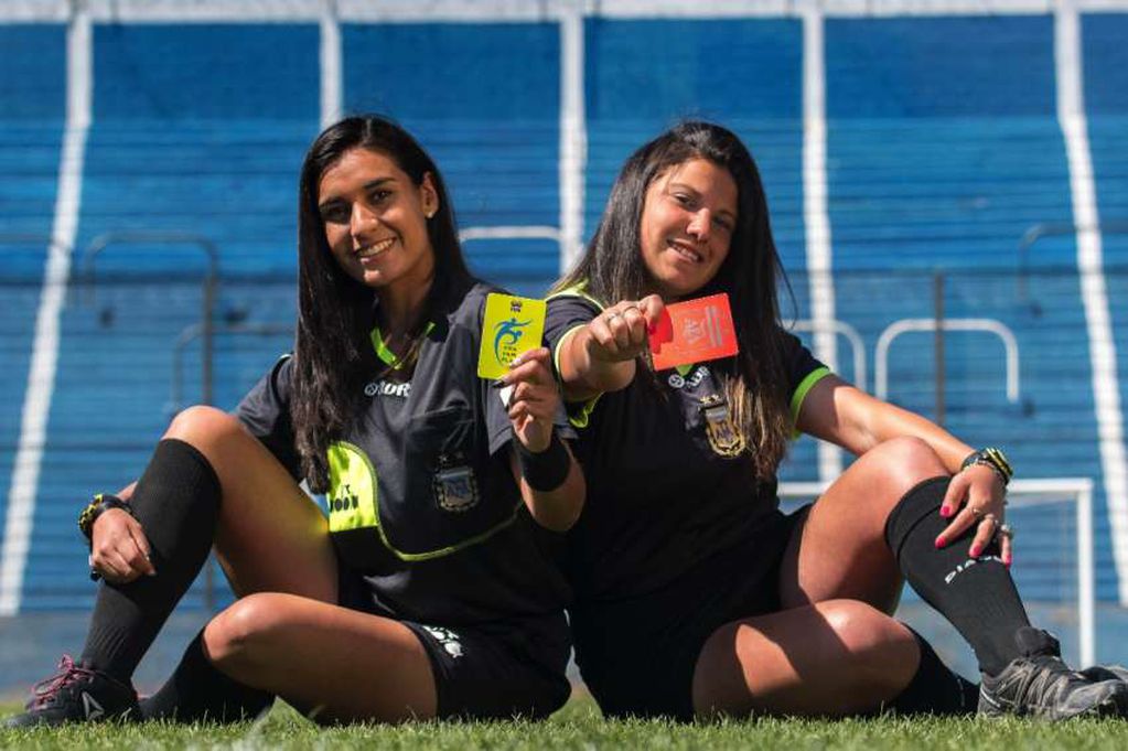 
Sheila Figueroa y Donna Furnari son las más jovencitas del plantel arbitral femenino de la Liga local.  | Orlando Pelichotti / Los Andes
   