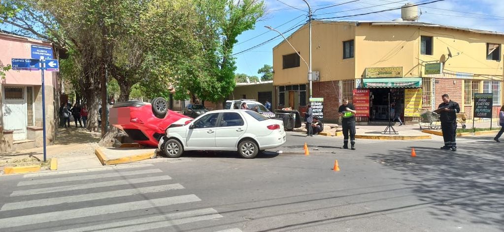 Dos autos chocaron y uno quedó dado vuelta en calle Correa Saá -  Ariel Querini