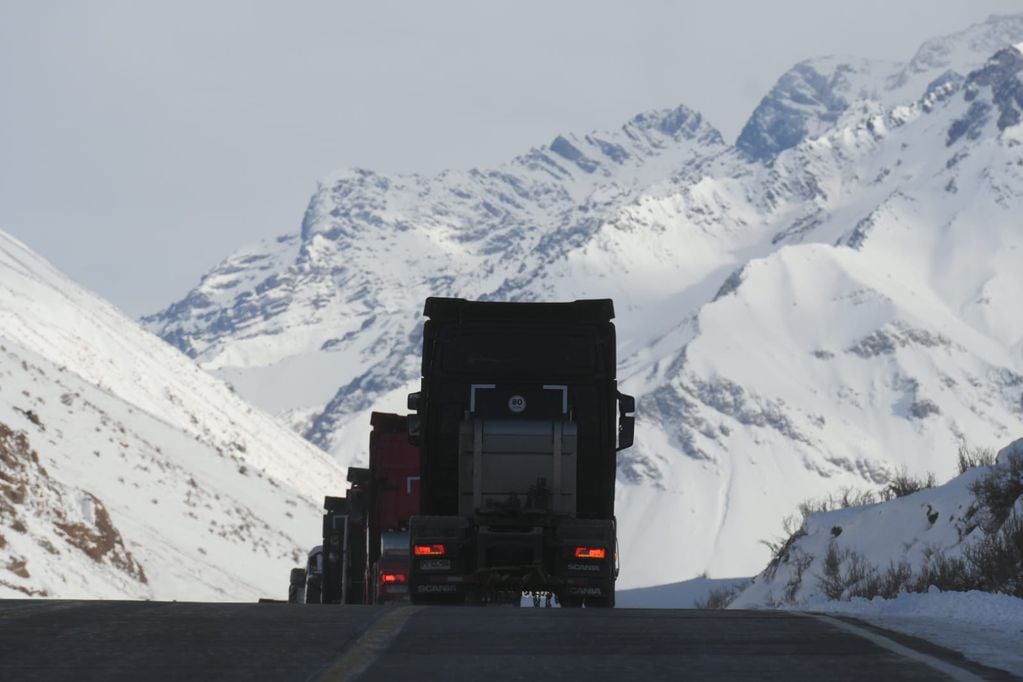 Alta Montaña: anuncian mas nevadas y el tránsito está habilitado hasta Puente del Inca y Penitentes. Foto: Ignacio Blanco / Los Andes.