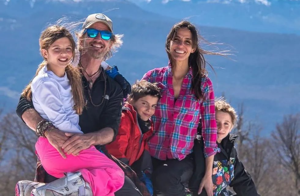 Facundo Arana junto a María Susini y sus tres hijos (Instagram/ facundoaranatagle)