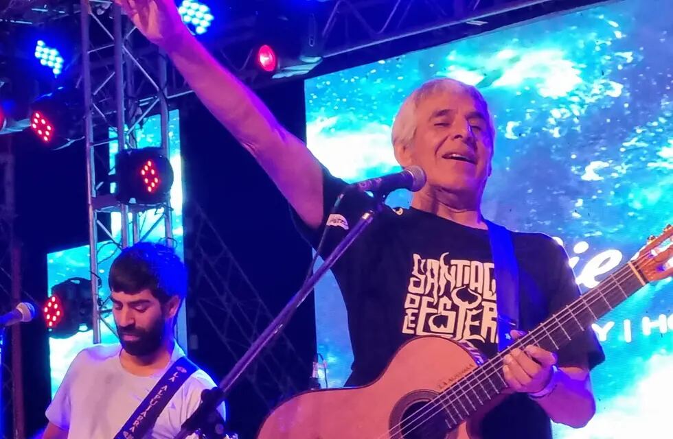 Peteco Carabajal actuó el sábado con Riendas Libres, la banda que integra junto a sus sobrinos, en el 44 Festival del Maíz de la Pampa de Pocho. (Miguel Ortiz / La Voz)