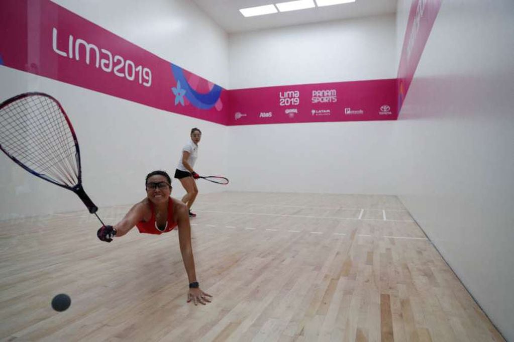
Foto: AP | Maria Vargas se zambulle por un balón golpeado por la mexicana Paola Longoria en la final de individuales de racquetball femenino.
   