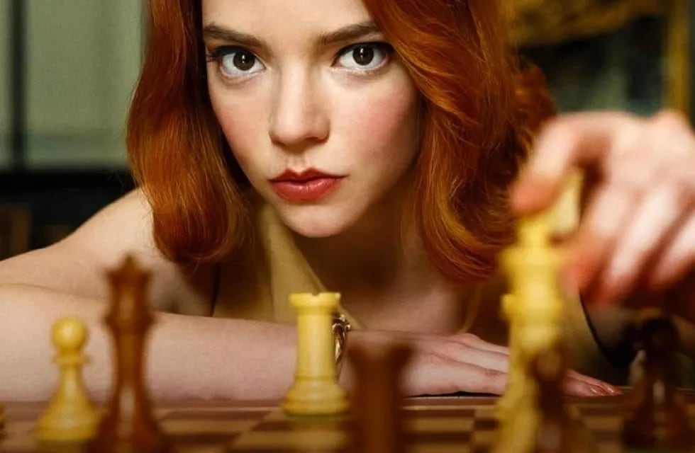 Anya Taylor-Joy se luce en la serie "Gambito de dama" (Netflix)