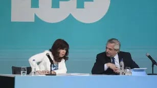 Alberto Fernández y Cristina Kirchner en el acto por los 100 años de YPF