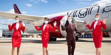 Video: una aerolínea británica revocó una política que obligaba a los pilotos a usar uniforme acorde a su sexo