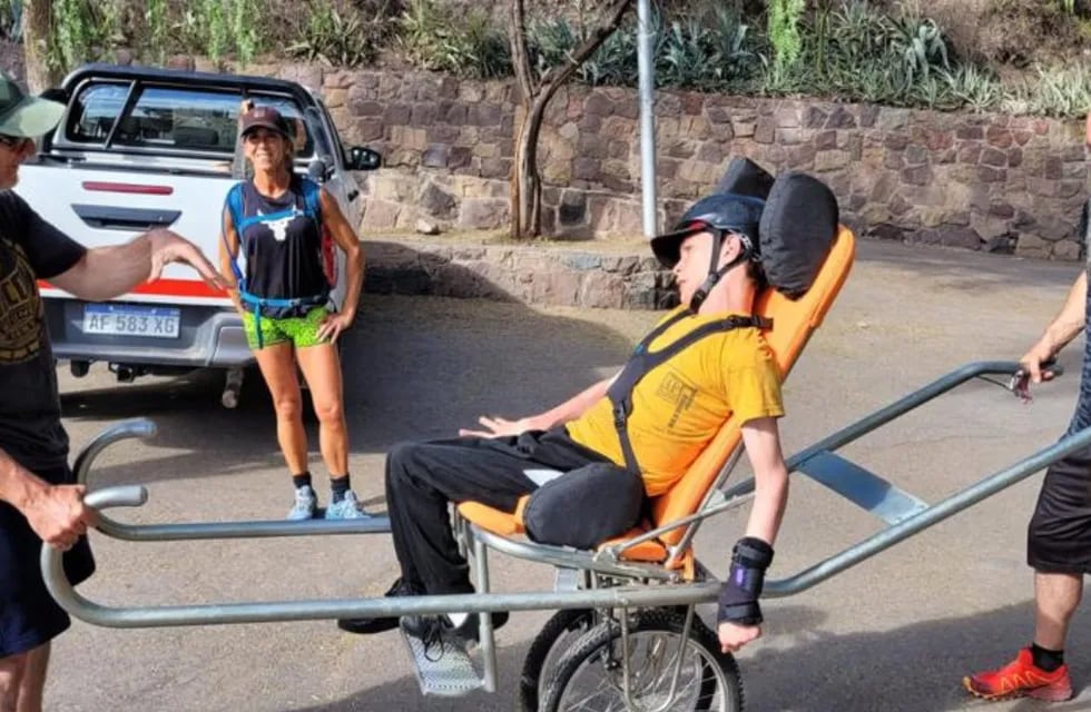 Diseñaron una silla de ruedas adaptada para que un joven pueda disfrutar de los cerros mendocinos. | Foto: Gentileza
