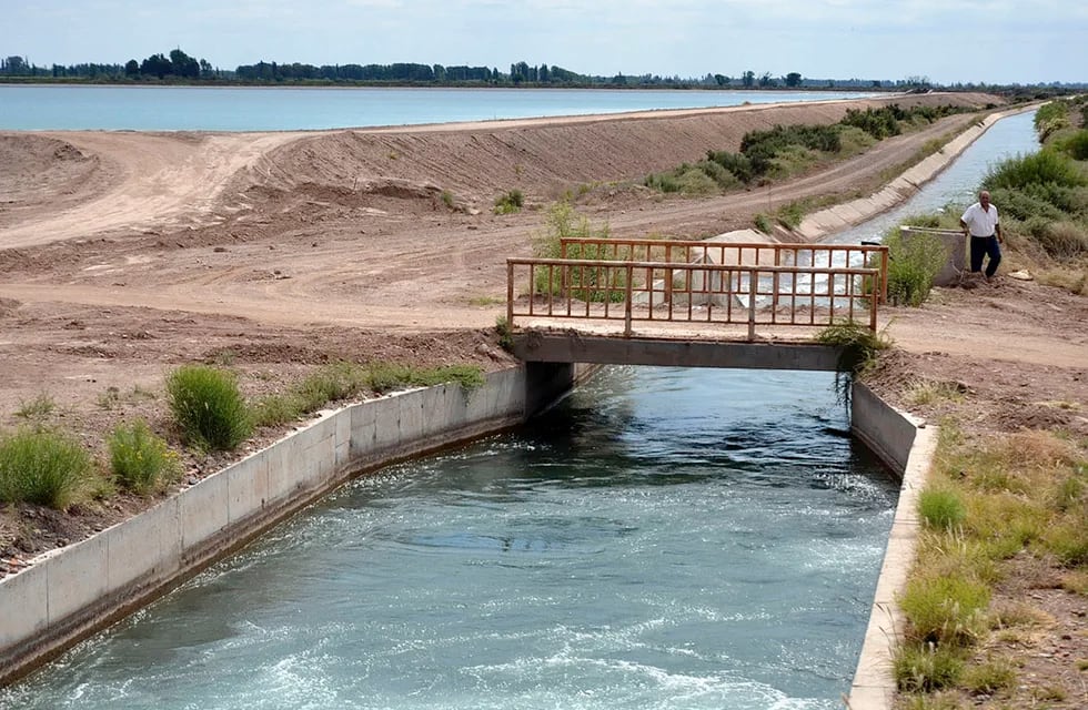 Construcción de reservorios e impermeabilización de cauces de riego, son algunos de los trabajos tendientes a eficientizar el uso del agua y a la vez mitigar los efectos de la crisis hídrica en la provincia.
